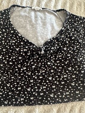 Black Floral Knot-Front Top with White Daisy Print
